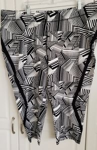 NWOT LIVI Active blk & wht pattern workout capris